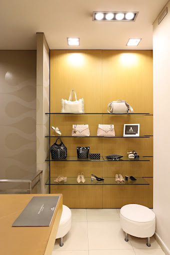 Γυναικεία υποδήματα και τσάντες