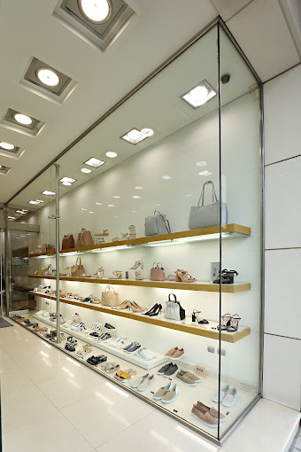 Γυναικεία υποδήματα και τσάντες